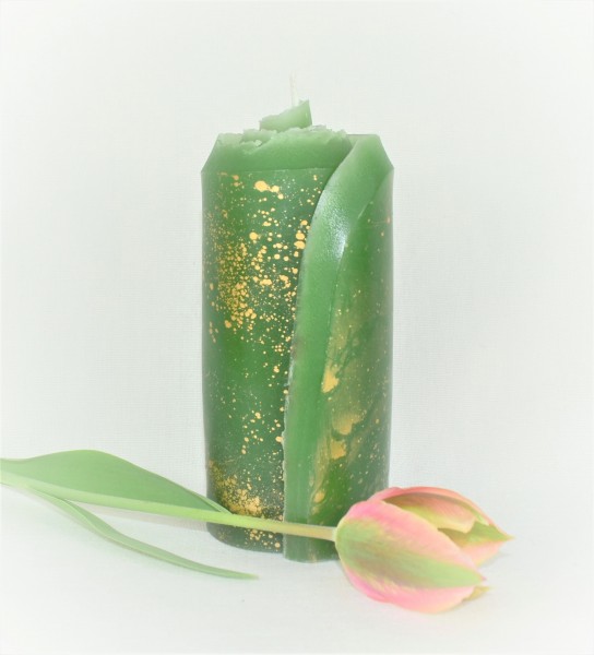 grüne Stumpenkerze mit Tulpe