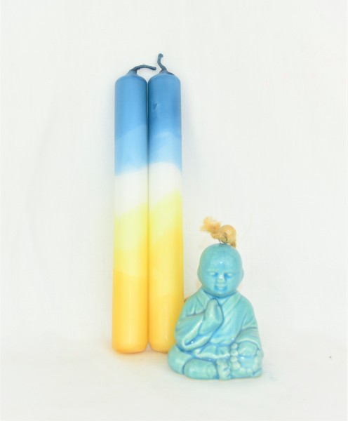 blaue und gelbe Kerzen mit Buddha