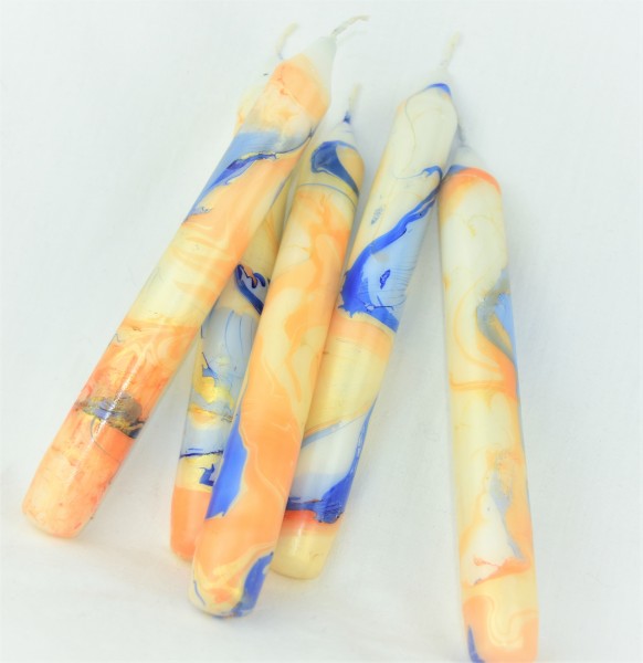 Marmorierte Kerzen in orange und blau gefärbt
