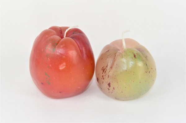 Apfelkerzen in rot und beige gefärbt auf weißem Hintergrund