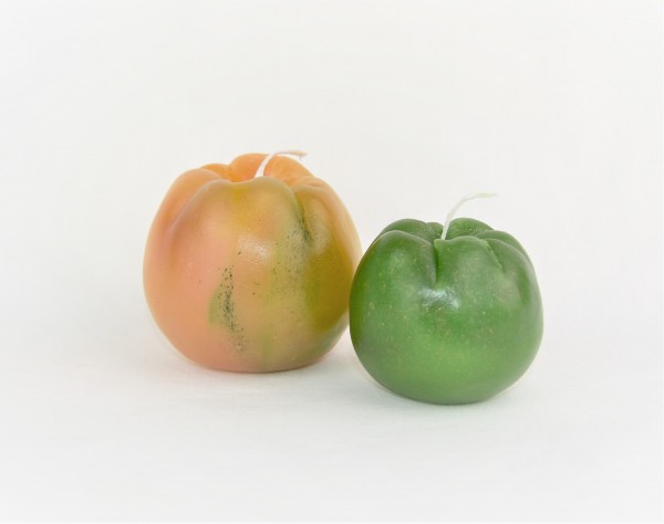 Apfelkerzen grün und orange vor weißem Hintergrund