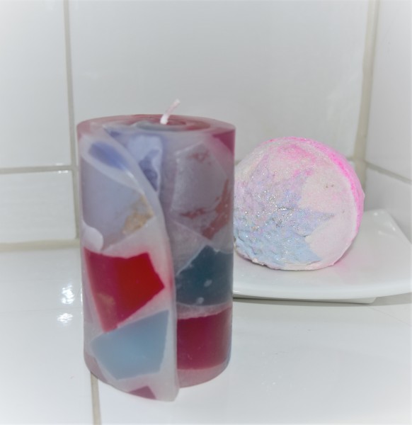 Kerze fürs Badezimmer mit Badekugel gefärbt in rot und blau