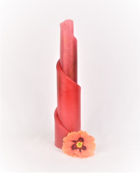 schlanke rote Turmkerze mit Blume